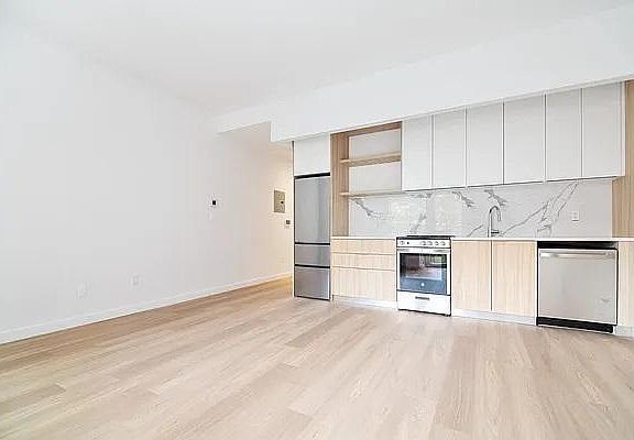 3rd image of 7206 Parsons Blvd