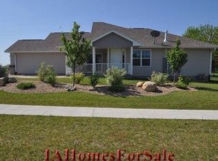 1337 Crescent View Dr NE, Cedar Rapids, IA 52402