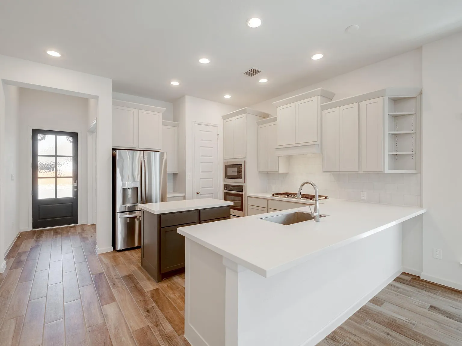 4 bed, 3.0 bath, 2450 sqft, $2,900 — Photo 3