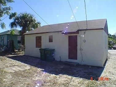 2nd image of 824 W 3rd St
