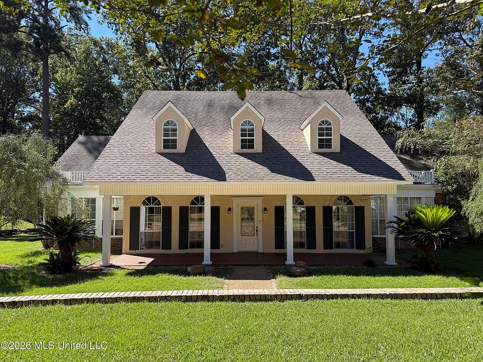 1st image of 121 Woodhaven Dr