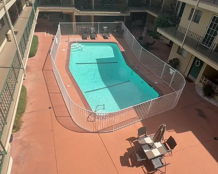 Encino Park West — Photo 2