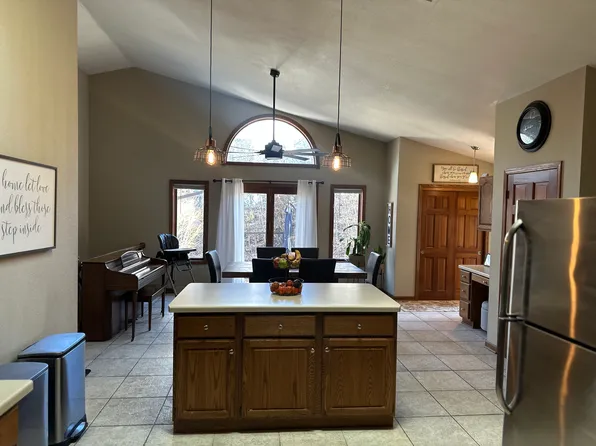 19220 Emerald Dr, Brookfield, WI 53045