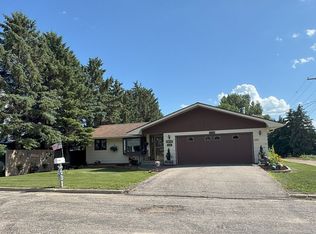 416 5th St NE, Kenmare, ND 58746