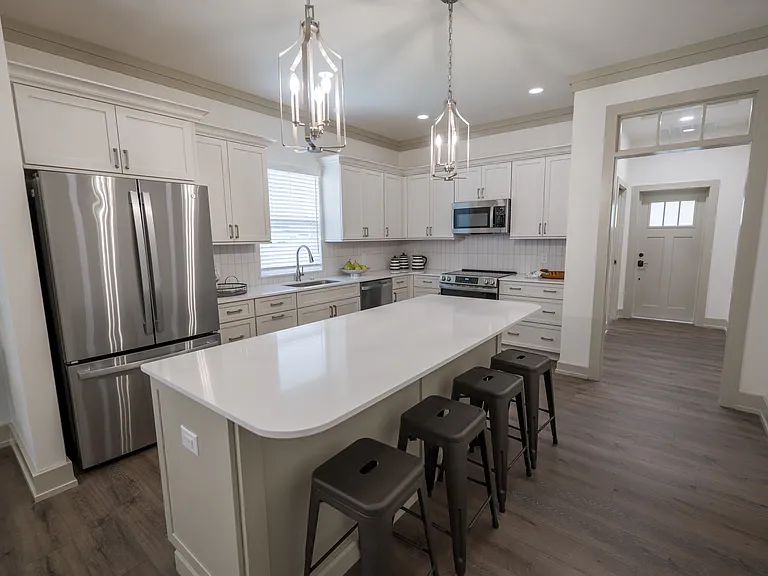 549 W Hancock St — Photo 2