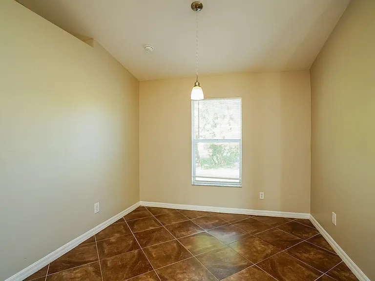 218 SW 11th Ave — Photo 6