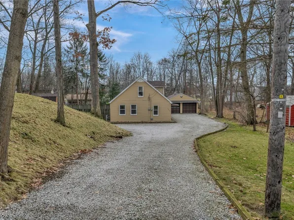 10090 Valleyview Dr, Columbia Station, OH 44028