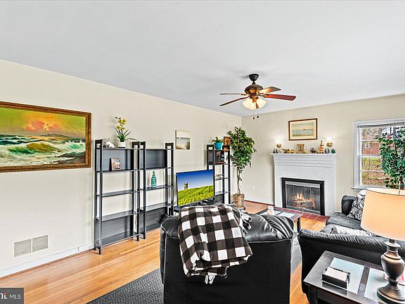 4th image of 10809 Rollingwood Dr