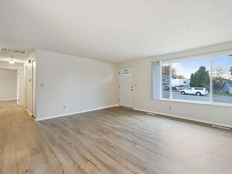 3 bed, 1.0 bath, 1008 sqft, $2,150 — Photo 4