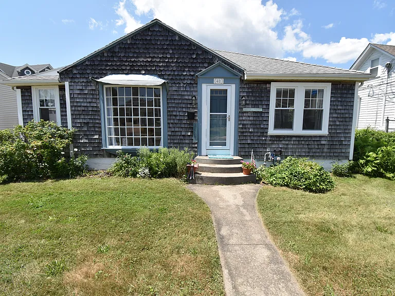 41 Caswell St — Photo 2
