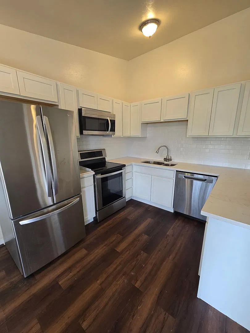 7121 Utica St - Silver Oak Apartments — Photo 4