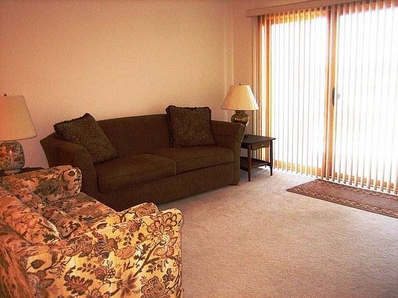 4th image of 4655 N Cumberland Ave #403