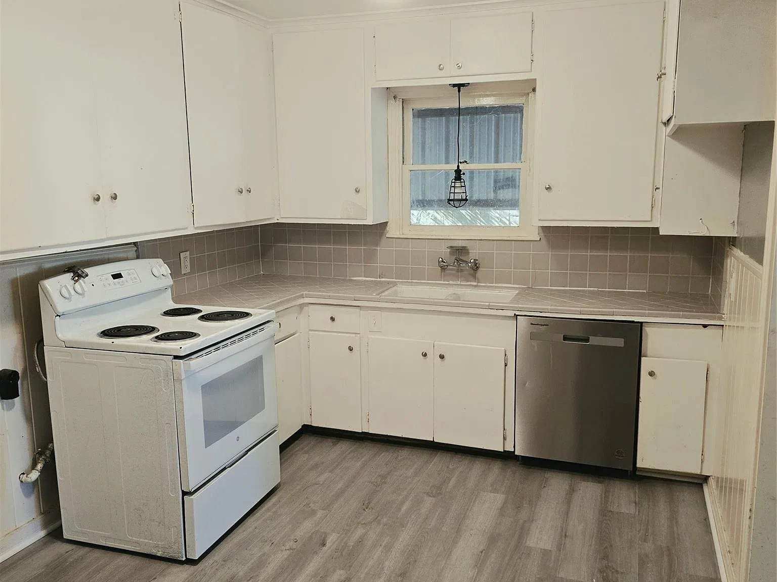 3 bed, 2.0 bath, 1270 sqft, $1,400 — Photo 3