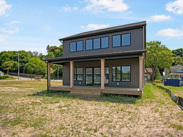 454 1st St, Manistee, MI 49660