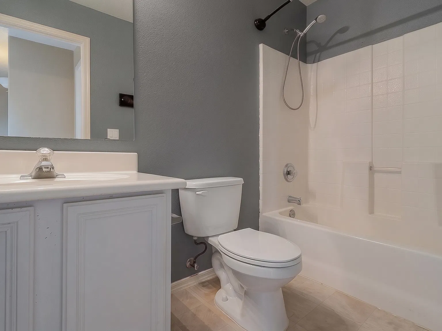 4 bed, 2.5 bath, 2300 sqft, $2,400 — Photo 4