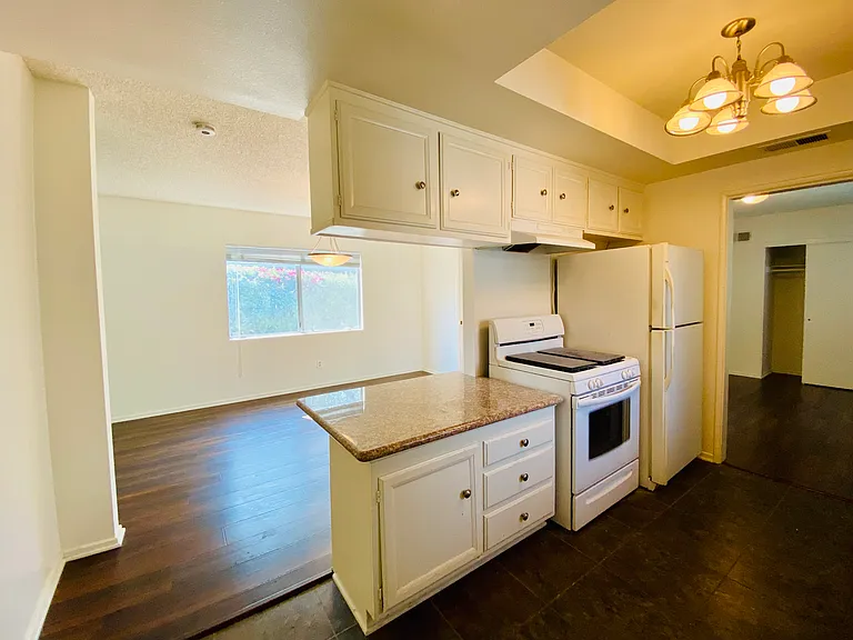 465 Mariposa Ave #A — Photo 9