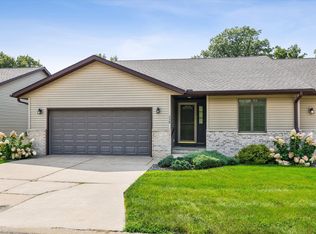 438 Apple Valley Ln #438, Clinton, IA 52732