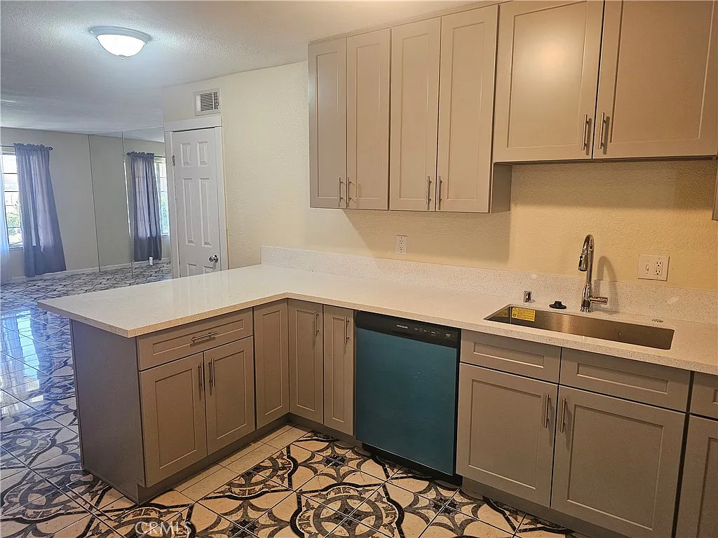 4 bed, 4.5 bath, 1355 sqft, $2,450 — Photo 2
