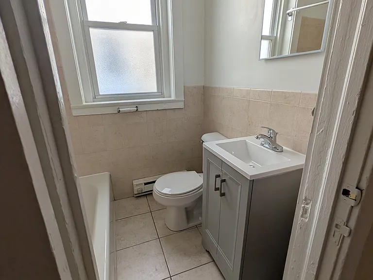 Kings Manor Apartments — Photo 30