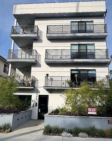 1st image of 13209 Moorpark St #301