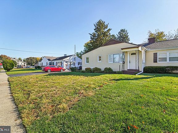 3rd image of 814 Montclaire Ave