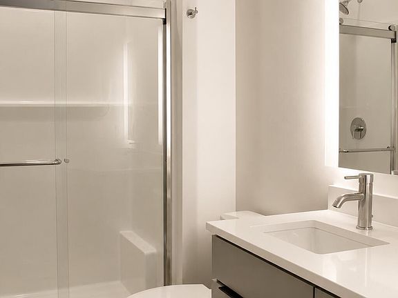 5th image of 1108 Castle St #303
