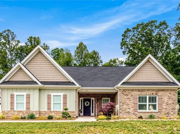 1070 Nauvoo Ridge Dr, Tobaccoville, NC 27050