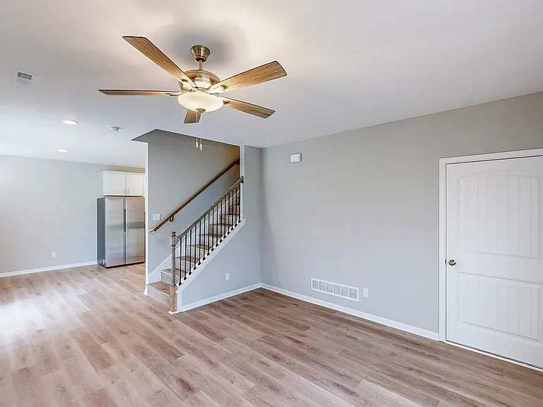 611 Pampas St — Photo 4