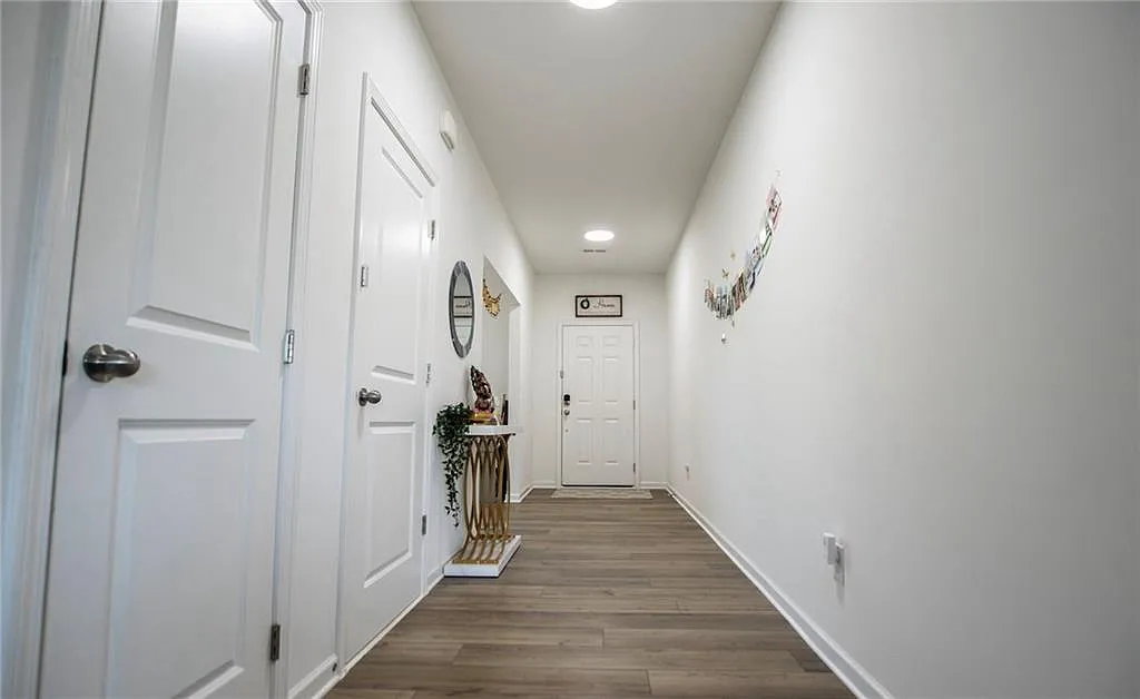 4 bed, 2.5 bath, 3618 sqft, $2,300 — Photo 4