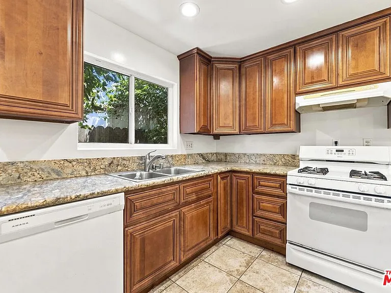 15920 Gledhill St — Photo 30