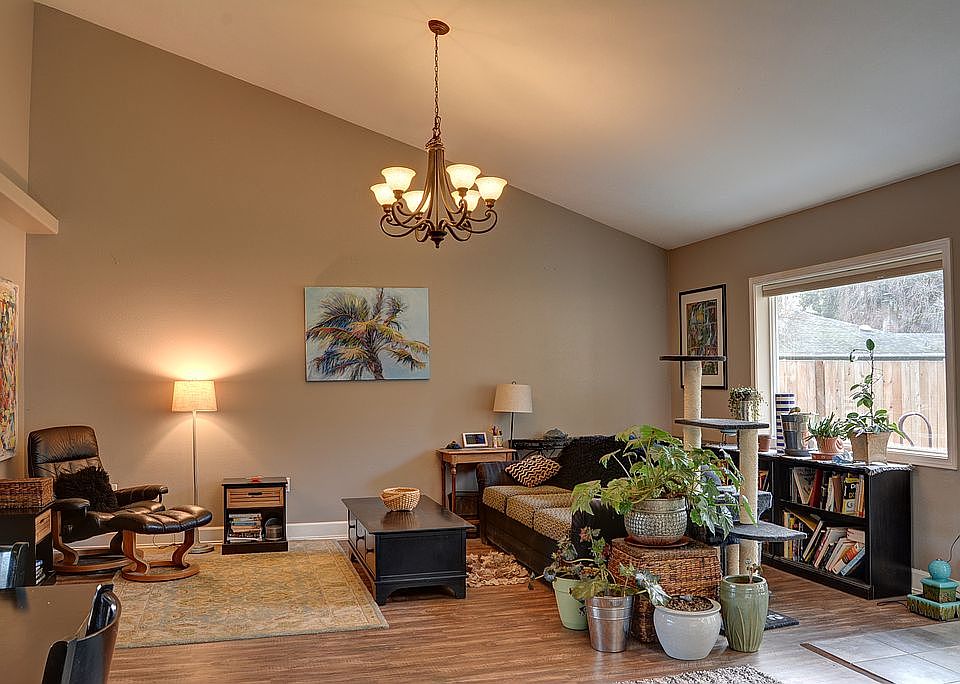 SITTING/DINING ROOM