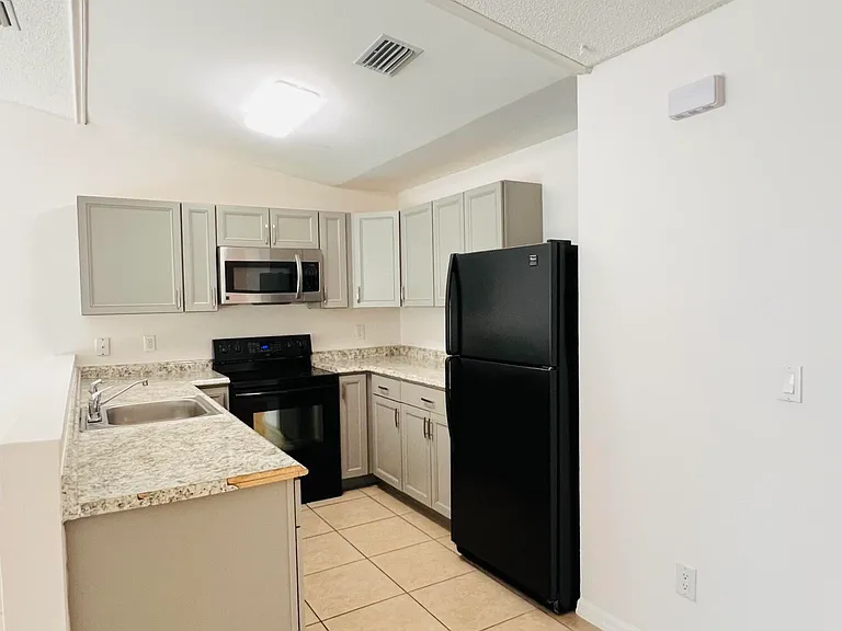 1217 Schumann Dr — Photo 10