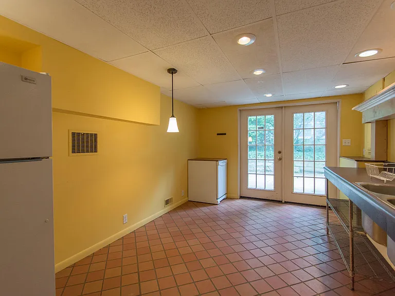 321 S Eastside Dr — Photo 17