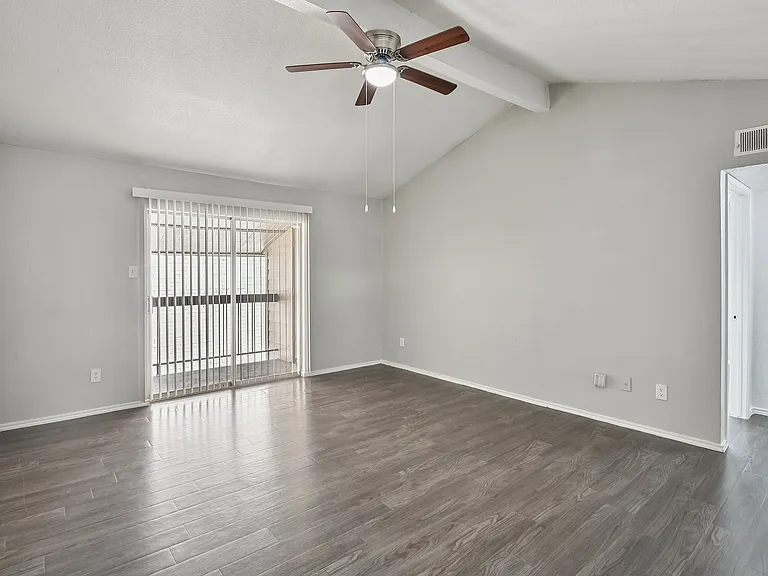 6-web-or-mls-Briar Forest Dr-S1303-006