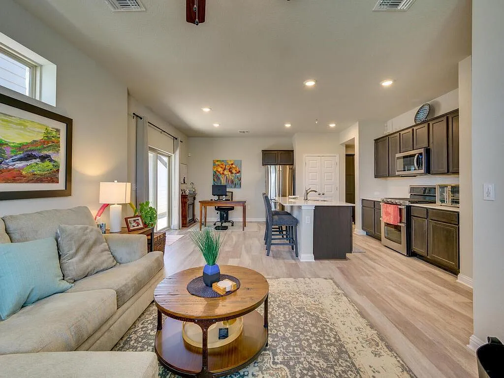 2 bed, 2.5 bath, 1192 sqft, $2,100 — Photo 2