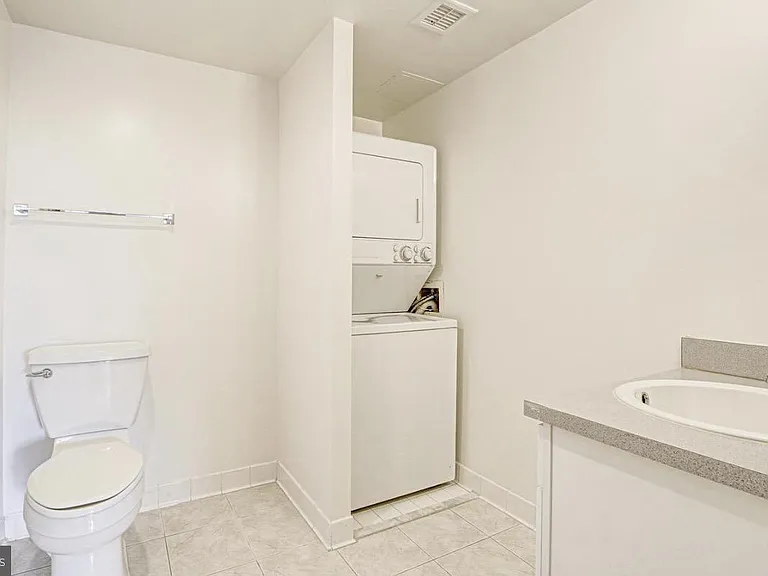7111 Woodmont Ave #209 — Photo 4