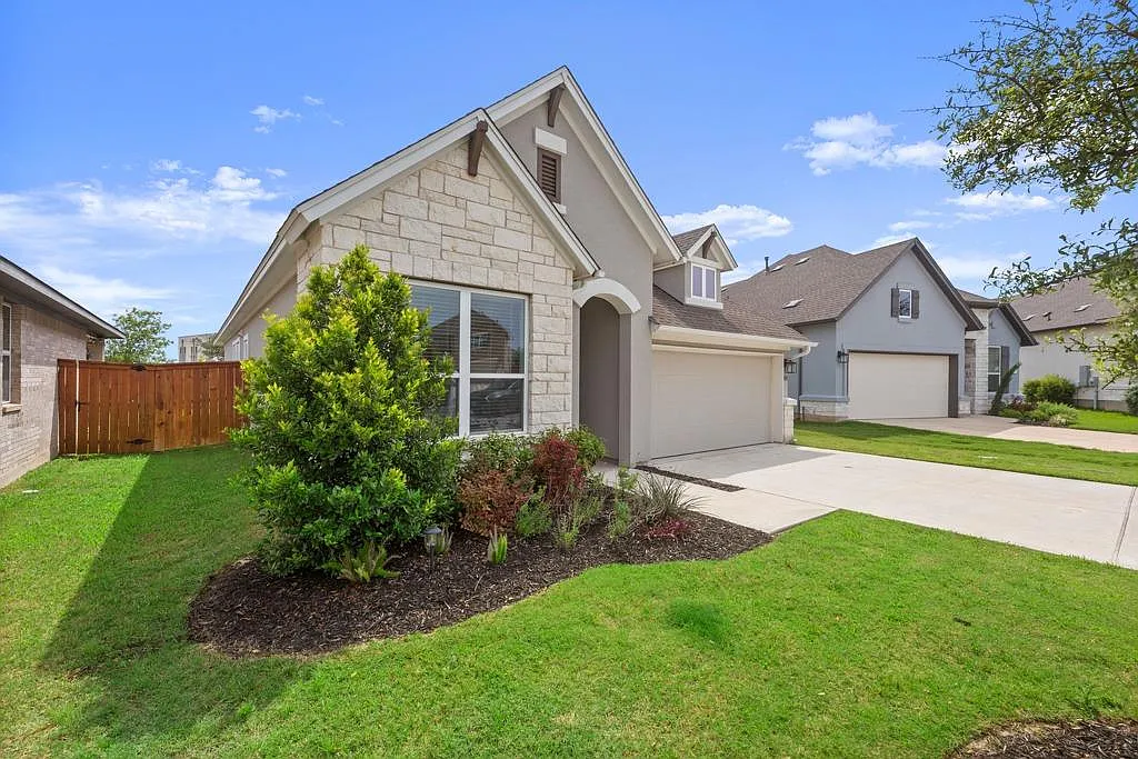 3 bed, 2.0 bath, 1738 sqft, $2,387 — Photo 2