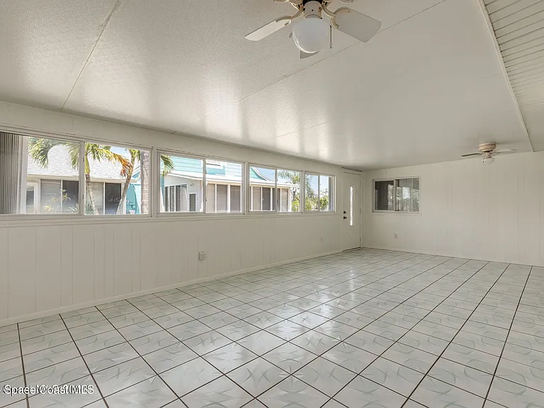 302 Emerald Pl E — Photo 14