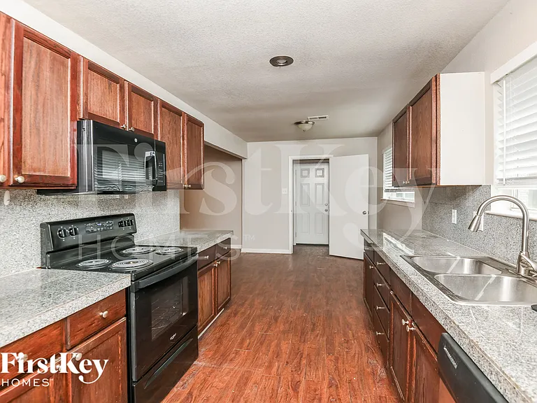 600 NW Chisholm Rd — Photo 6