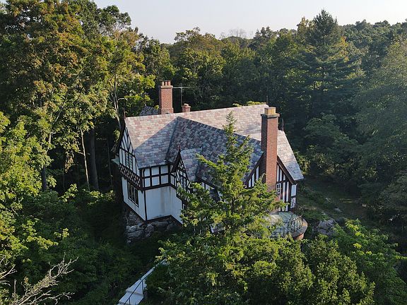 179 Compo Road South