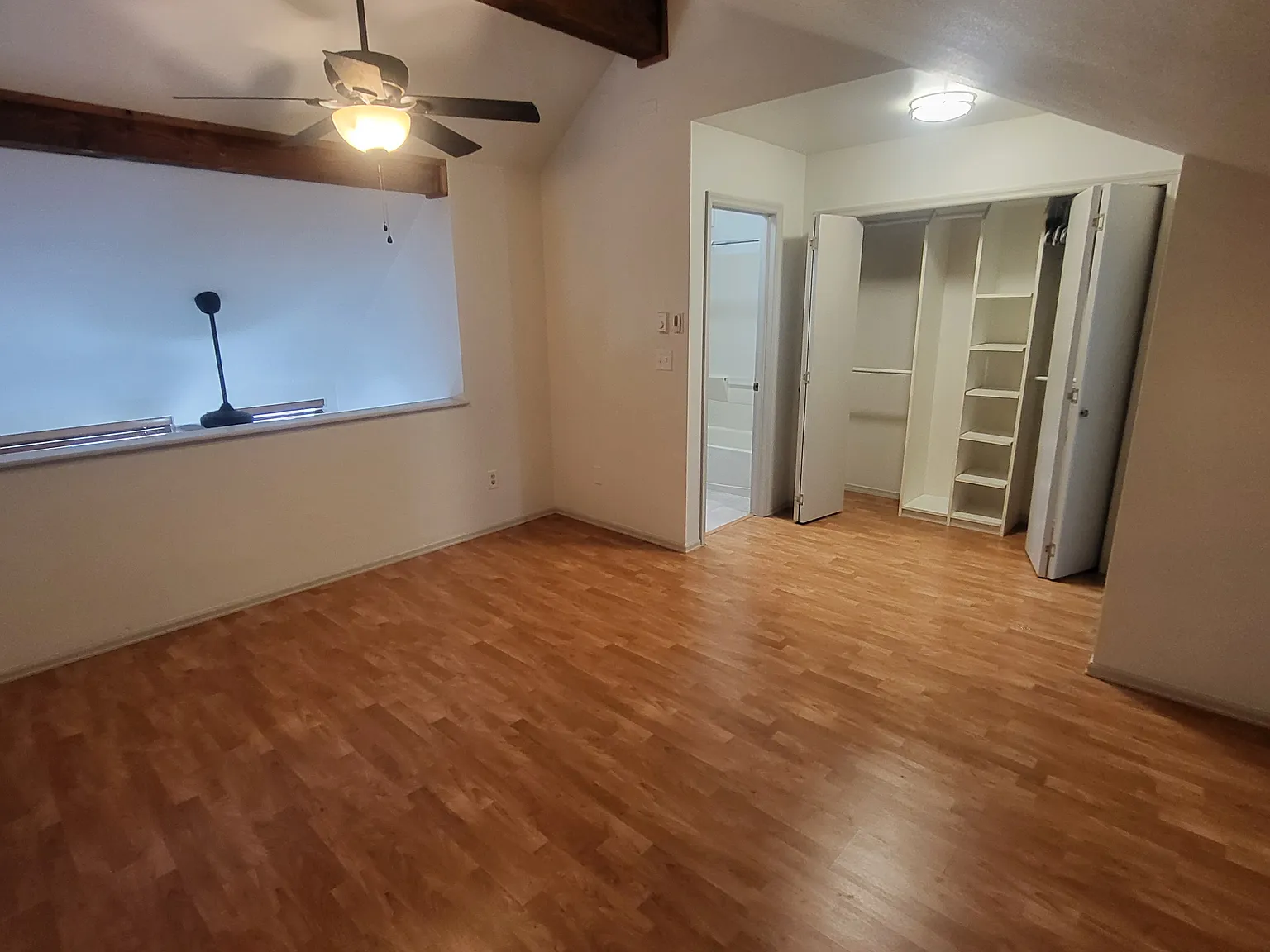 1 bed, 1.5 bath, 906 sqft, $1,650 — Photo 2