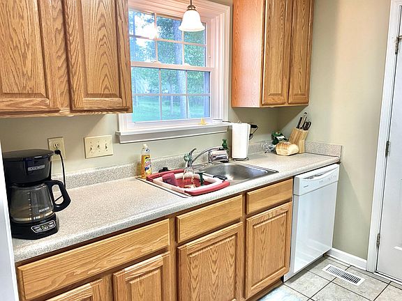 This. Is. A. Kitchen! Can anyone find the dishwasher?
