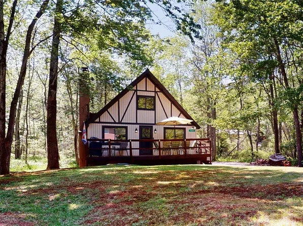 410 Paxinos Dr, Pocono Lake, PA 18347