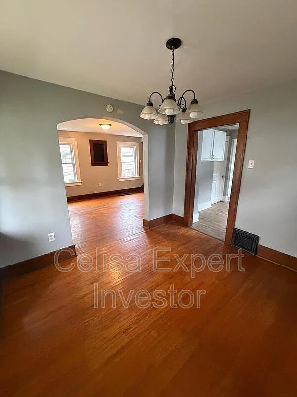 3 bed, 1.0 bath, 1050 sqft, $1,250 — Photo 3