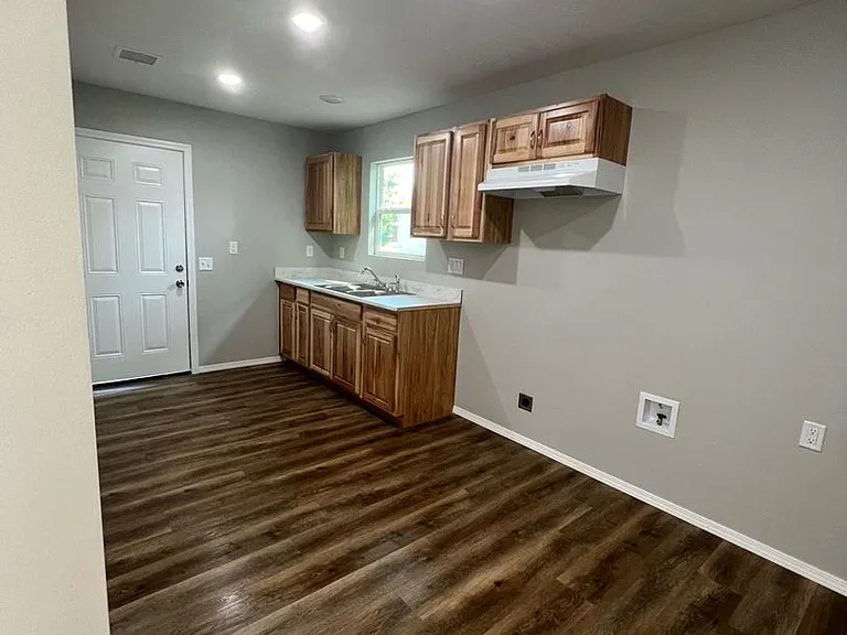 2444 N Benton Ave — Photo 12