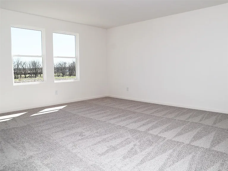 831 Lexington Ln — Photo 4