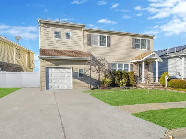76 E Lido Promenade, Lindenhurst, NY 11757