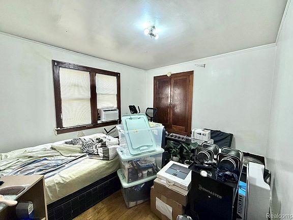 5th image of 4553 Curtis St