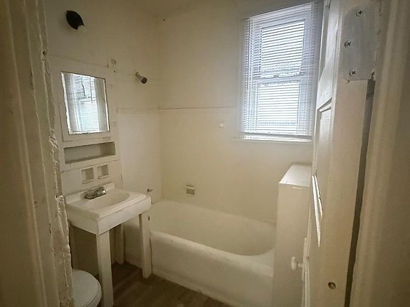 3rd image of 1231A W Windlake Ave