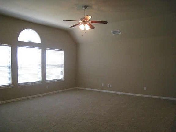3rd image of 129 Woodbluff Ct